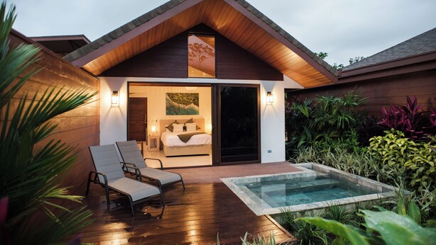 A modern villa with a bedroom, a balcony, and a swimming pool. - Fortuna Retreat (La Fortuna)