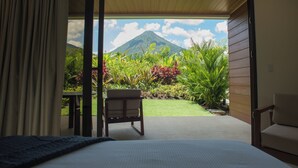 A bedroom with a view of a mountain and a garden. - Fortuna Retreat (La Fortuna)