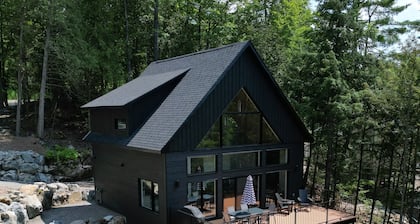 Lakeside cabin w hot tub & sauna