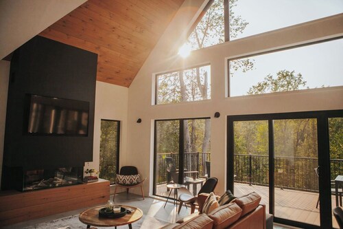 Lakeside cabin w hot tub & sauna