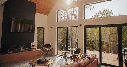 Lakeside cabin w hot tub & sauna