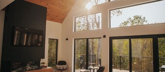 Lakeside cabin w hot tub & sauna
