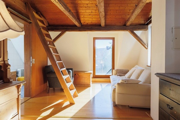 Fernseher, Kamin, Bücher