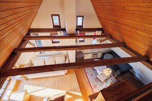 Fernseher, Kamin, Bücher