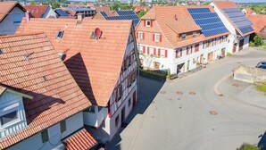 Un quartier résidentiel où les maisons sont dotées de toits recouverts de tuiles rouges et de panneaux solaires.