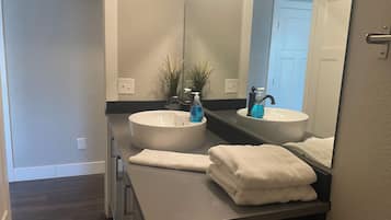 Toallas, jabón, papel de baño