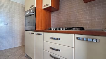 Refrigerador, horno, parrilla de estufa y lavavajillas