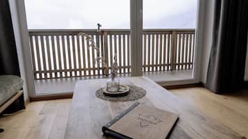 Leilighet – grand, fjellutsikt | Oppholdsområde | En 55-tommers LED-TV med kabel-kanaler samt nettbrett