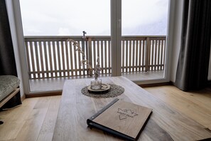 Departamento Grand, vista a la montaña | Área de sala de estar | Televisión LED de 55 pulgadas con canales por cable y tablet 