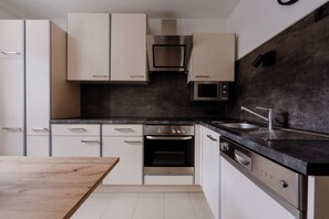 Grand Apartment, Mountain View | Private kitchen | Full-sized fridge, microwave, oven, stovetop - Apart Peak Ötztal  (Laengenfeld)