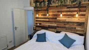 4 soverom, skrivebord, reiseseng for barn og wi-fi