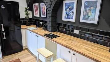 Kjøleskap, mikrobølgeovn, ovn og kokeplater