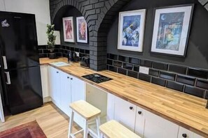 Fridge, microwave, oven, stovetop - Stylish House in Welsh Hills, Sleeps 8 to 12 (Pentre)