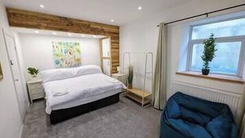 4 soverom, skrivebord, reiseseng for barn og wi-fi