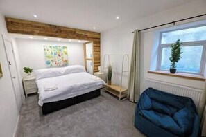 4 soverom, skrivebord, reiseseng for barn og wi-fi