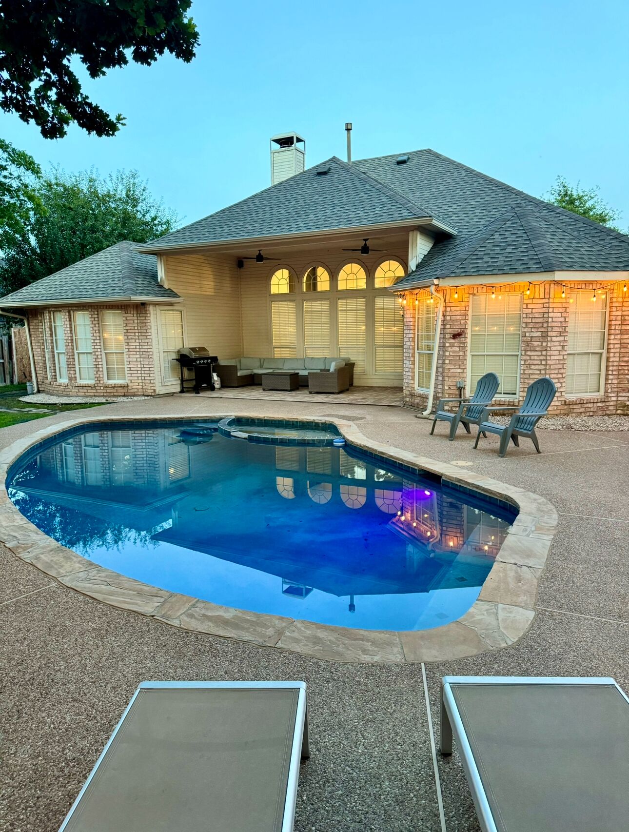Modern Airy home walking distance from TCC