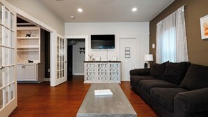 Living area - Newly Renovated-Beautiful FT Sam-Pearl-DTSA 2BD (San Antonio)