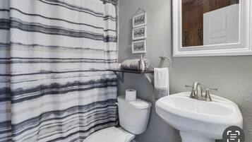 Secadora de cabello, toallas, jabón, shampoo