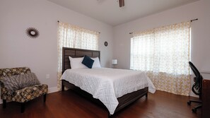 2 bedrooms, iron/ironing board, WiFi, bed sheets - Newly Renovated-Beautiful FT Sam-Pearl-DTSA 2BD (San Antonio)