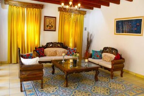 Lobby sitting area - EL Molino de Allende Guest House (San Miguel de Allende)