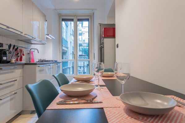 Appartement | Cuisine privée | Réfrigérateur grande capacité avec congélateur, four à micro-ondes