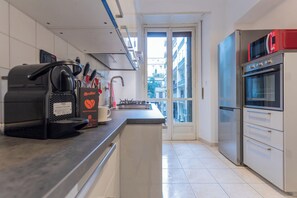 Refrigerador con freezer, microondas, horno, placa de cocina