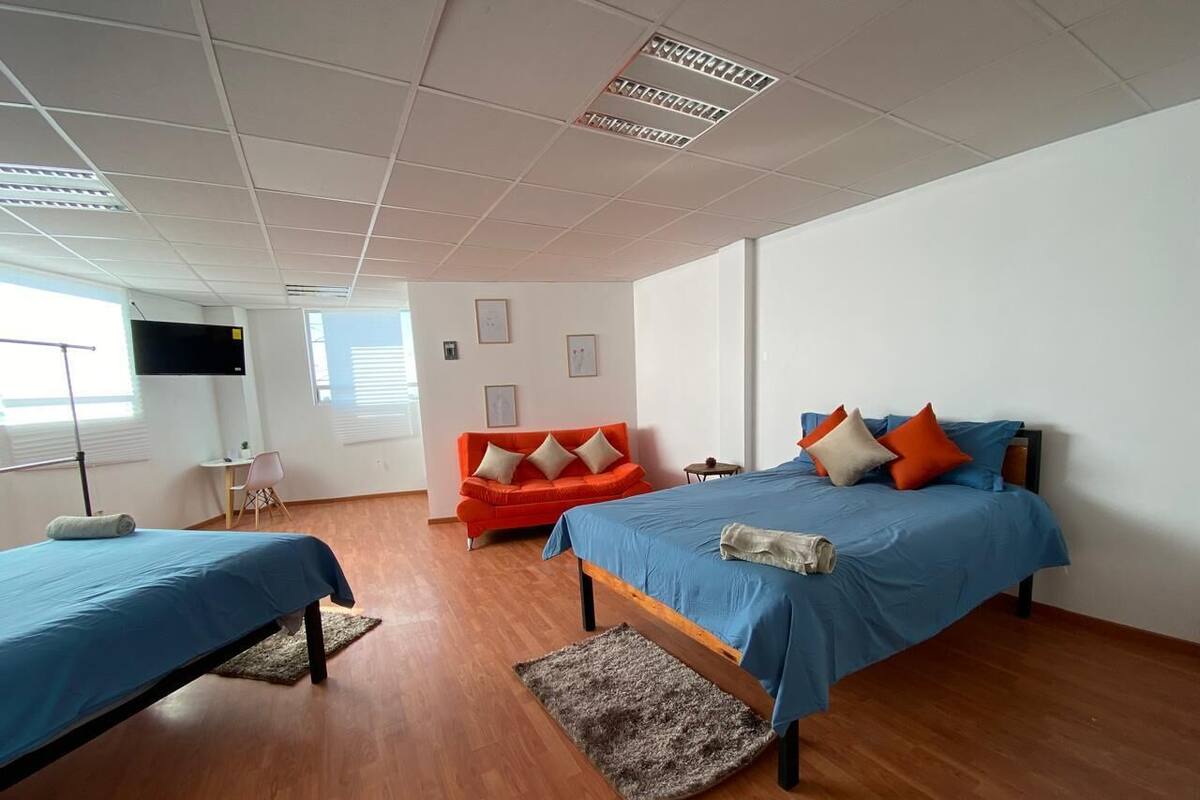 Quarto triplo família, vista para a cidade | Escrivaninha, espaço de trabalho para notebook, Wi-Fi de cortesia