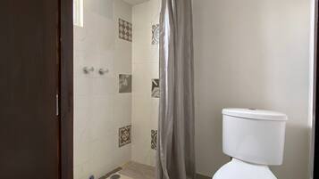 Regadera, toallas, jabón, shampoo