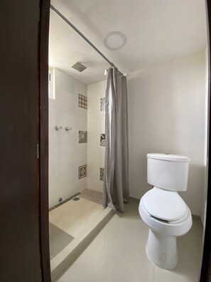 Shower, towels, soap, shampoo - Tiny Rooms (Toluca)