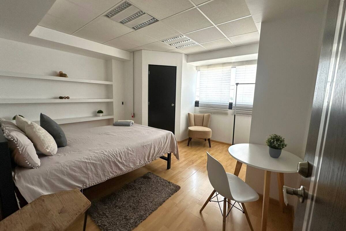 Quarto casal ou duplo conforto, vista para a cidade | Escrivaninha, espaço de trabalho para notebook, Wi-Fi de cortesia
