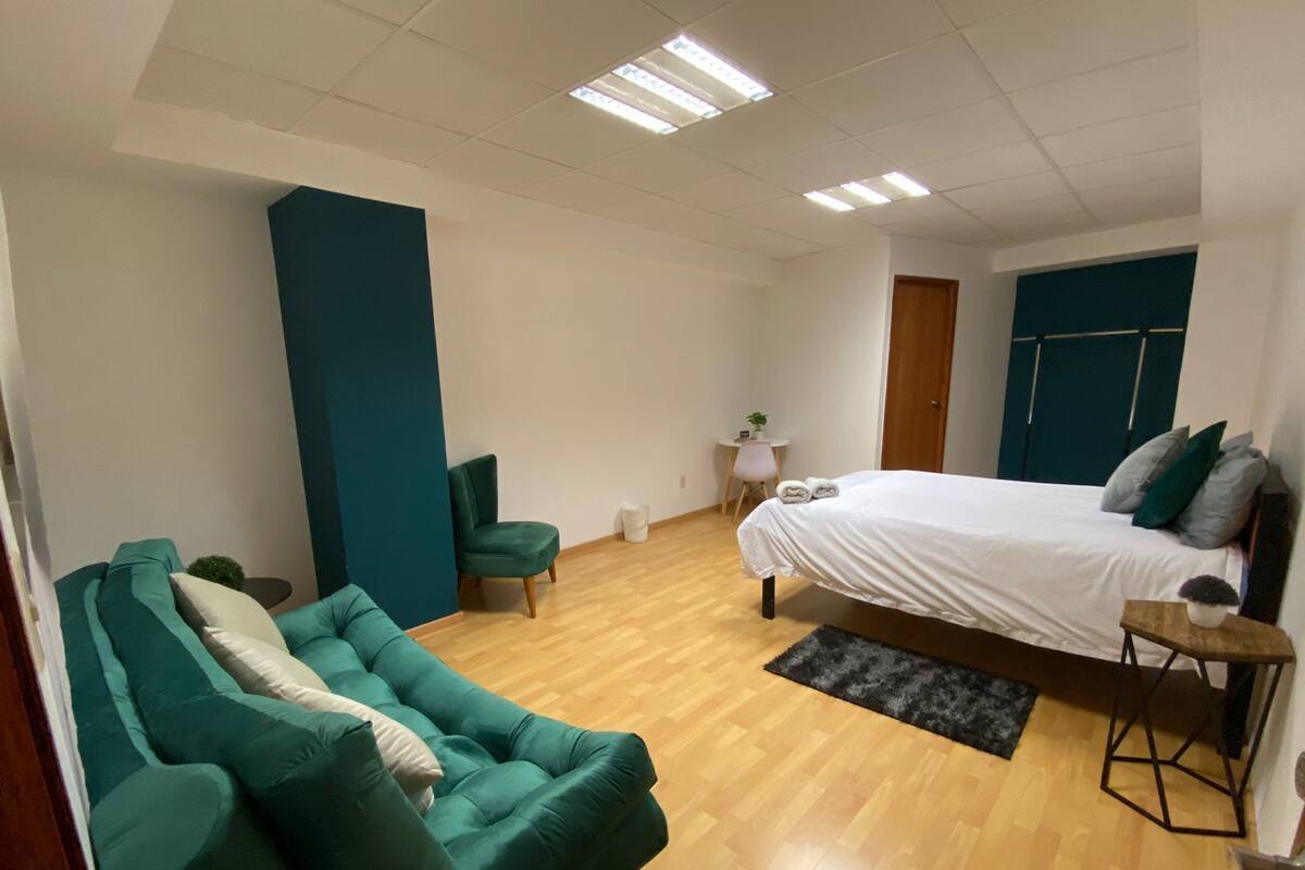 Quarto casal júnior, vista para a cidade | Escrivaninha, espaço de trabalho para notebook, Wi-Fi de cortesia
