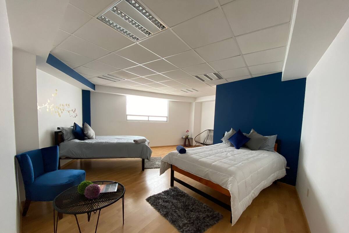 Quarto quádruplo superior, vista para a cidade | Escrivaninha, espaço de trabalho para notebook, Wi-Fi de cortesia