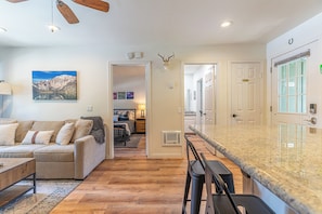 Smart TV, chimenea, libros