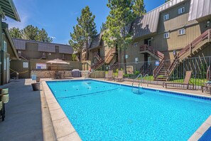 Utomhuspool och uppvärmd pool