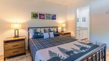 1 bedroom, desk, travel cot, WiFi