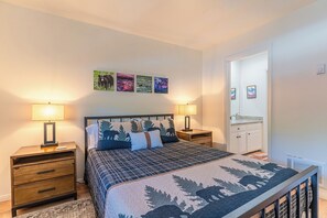 1 bedroom, desk, travel crib, WiFi
