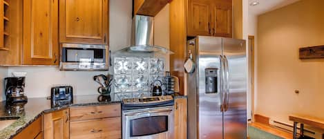 Gateway | 5 Peak | 3 Bedroom 2 Bath | Private kitchen | Fridge, oven