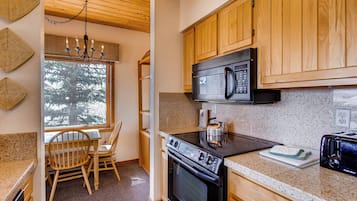 Woodcreek | 3 Peak | 1 Bedroom 1 Bath | Private kitchen | Fridge, oven