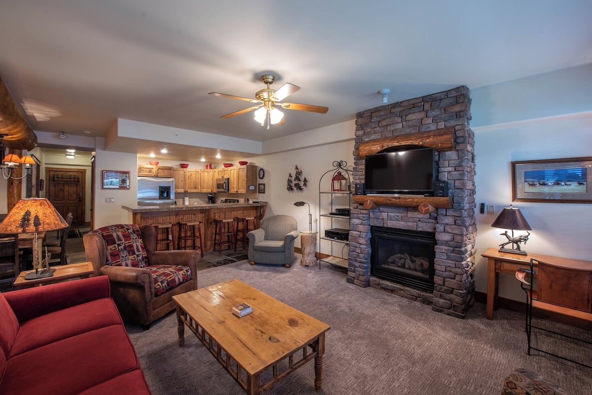 Black Bear | 4 Peak | 3 Bedroom 3 Bath | Living area
