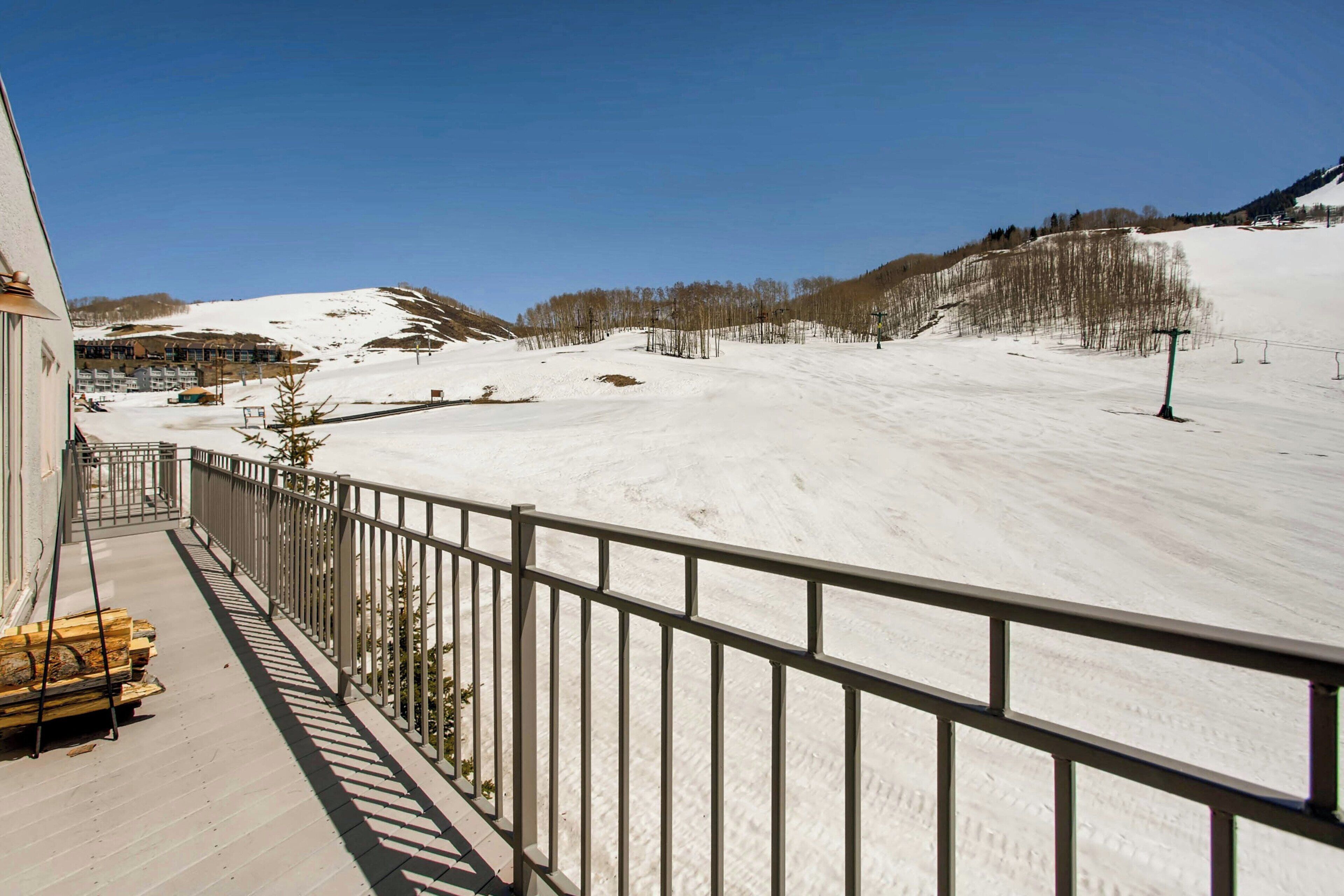 Gateway | 3 Peak | 2 Bedroom 2 Bath | Terrace/patio