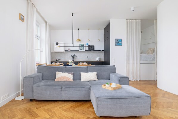 1 bedroom, bed sheets - Family Apartment in Center by Renters (Kraków)