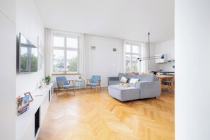 1 bedroom, bed sheets - Family Apartment in Center by Renters (Kraków)