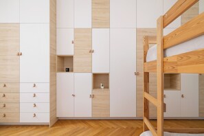 1 bedroom, bed sheets - Family Apartment in Center by Renters (Kraków)