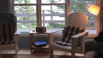 Rumah, Beberapa Tempat Tidur, perapian (Oceanville Retreat) | Pemandangan dari kamar