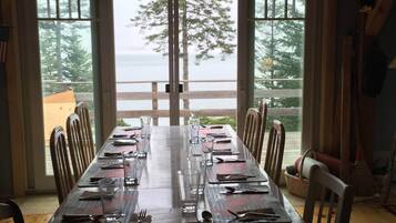 Rumah, Beberapa Tempat Tidur, perapian (Oceanville Retreat) | Tempat makan