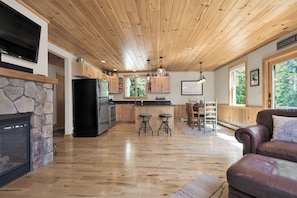 Smart TV, fireplace