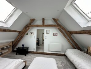 4 slaapkamers, een bureau, een strijkplank/strijkijzer, internet