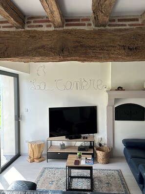 Televisie, boeken en een kantoor