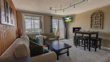 TV, fireplace