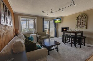TV, fireplace